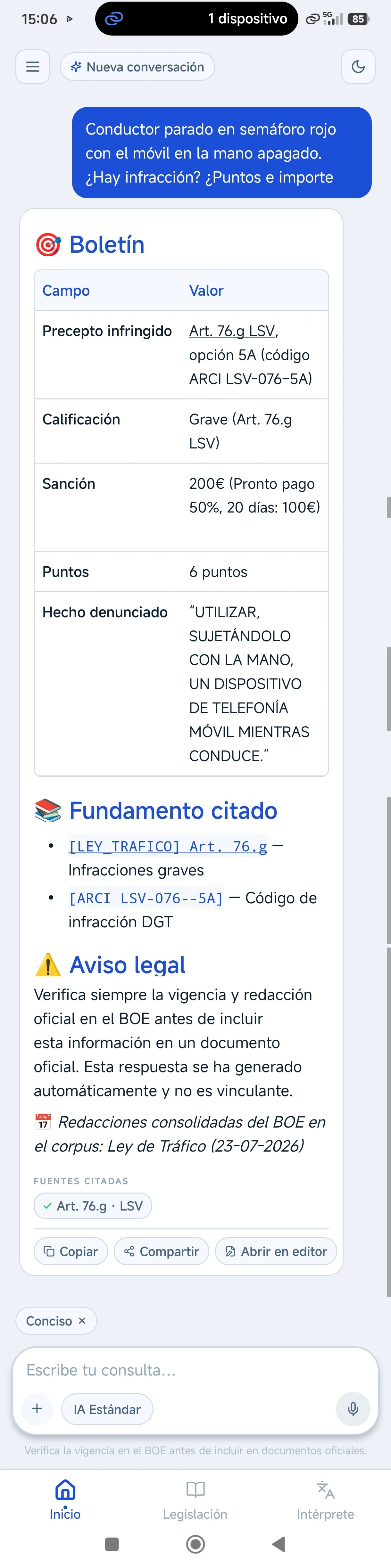 Pantalla de la app respondiendo a una consulta sobre un conductor parado en un semáforo con el móvil en la mano: boletín con el precepto infringido, la calificación, la sanción, los puntos y el hecho denunciado.