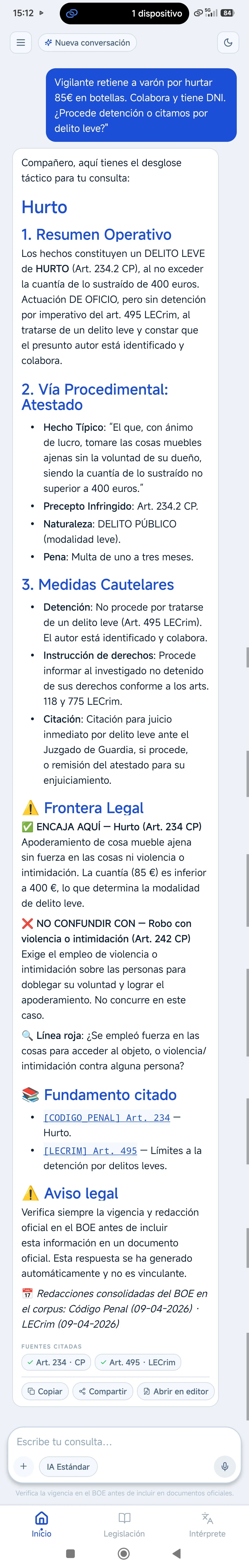 Pantalla de la app respondiendo a una consulta sobre un hurto de 85 euros: resumen operativo, vía procedimental, medidas cautelares y frontera legal con el robo.